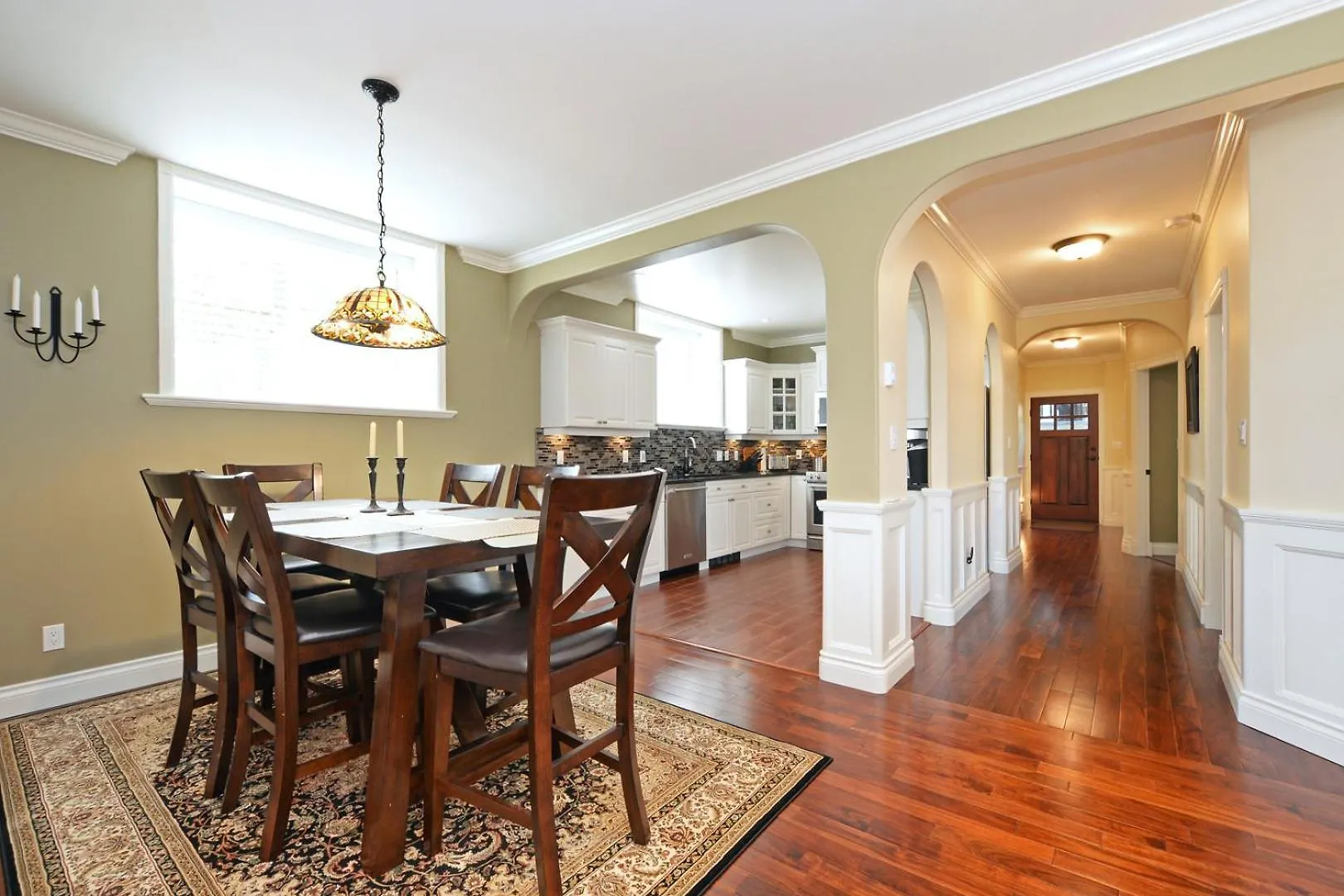 Upscale Character Home With Luxurious Amenitiess kontakt