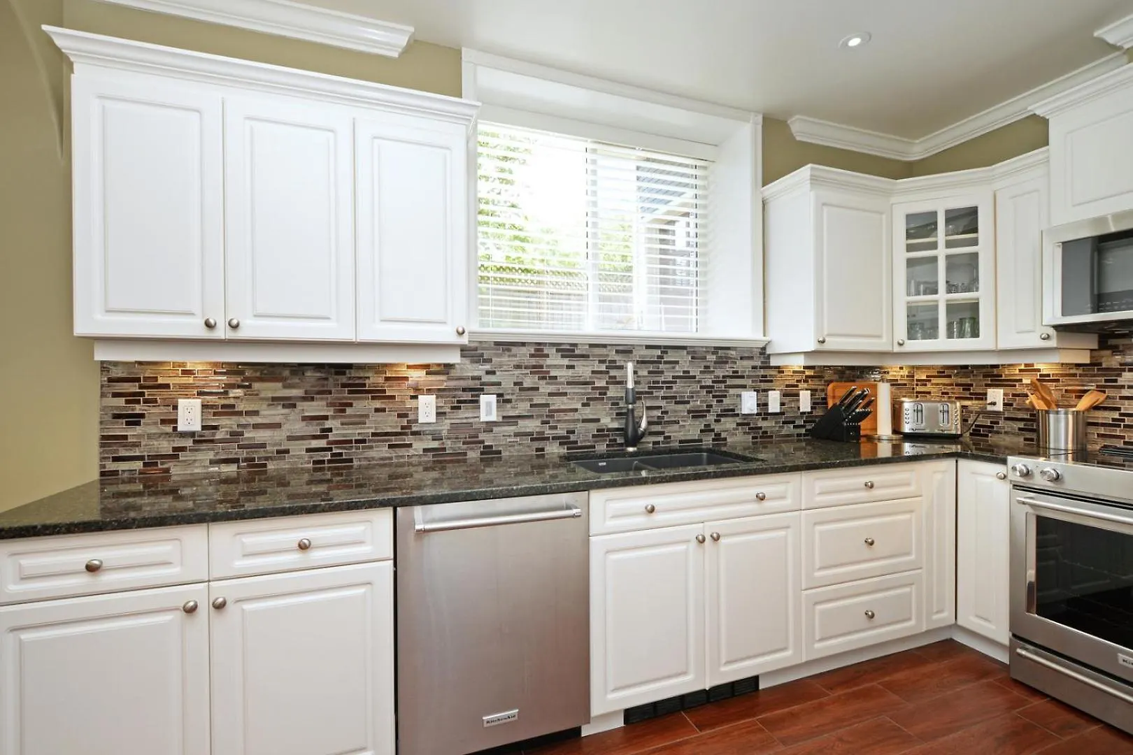 Upscale Character Home With Luxurious Amenities Victoria Semesterbostad