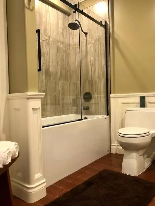 Semesterbostad Upscale Character Home With Luxurious Amenities Victoria
